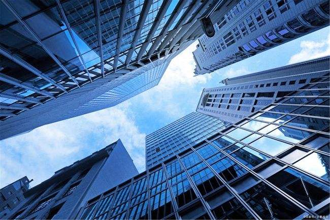 房价的高度令人望尘莫及，再下降一半才合理？央媒13个字作出回应